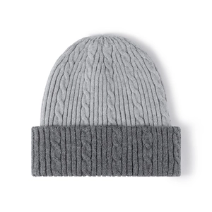 Winter chunky cable knit beanie with two-tone grey color block design for warmth