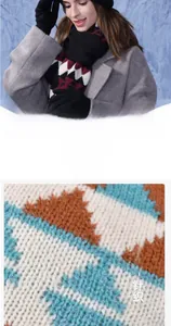 Detail von rot-schwarz geometrisch jacquardgestricktem Schal und Mützenstruktur