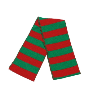 Détail d'une écharpe en tricot à rayures rouges et vertes avec texture en laine de qualité