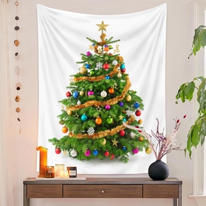 Dettaglio dell'arazzo natalizio con albero decorato appeso su una parete bianca pulita