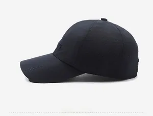 Détail de la casquette de baseball en mesh bleu marine avec broderie sports et tissu respirant