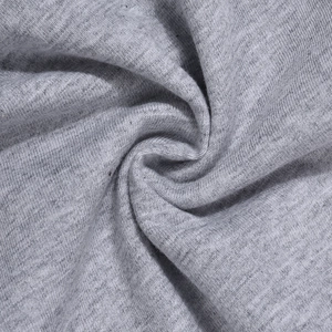 Dettaglio macro del tessuto a maglia grigio mélange con morbidi drappeggi e trama fine