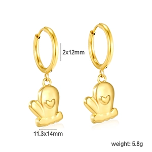 Detailed view of gold heart glove earrings with dimensions 11.3x14mm and 5.8g weight