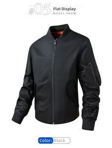 Detail der schwarzen Bomberjacke mit taktischer Ärmeltasche und gerippten Bündchen