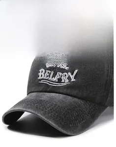 Gros plan sur casquette vintage en coton noir délavé avec broderie blanche en relief