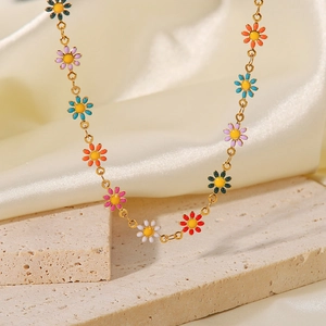Detalle de collar de cadena de oro 18K con margaritas de esmalte de varios colores