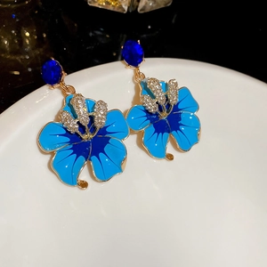 Elegant blue floral earrings with sparkling rhinestones in a luxury vintage design