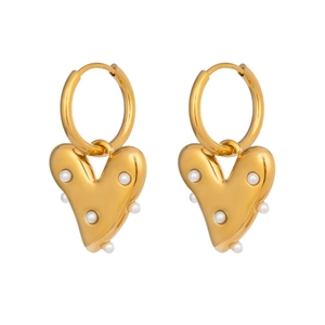 Boucles d'oreilles créoles dorées en forme de cœur avec perles blanches élégantes
