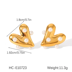 Détail de boucles d'oreilles cœur dorées 18 carats avec perles et dimensions de 1,8 cm