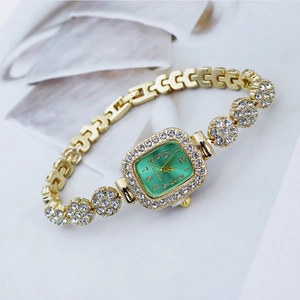 Montre dorée pour femme avec cadran carré vert et bracelet en métal serti de cristaux