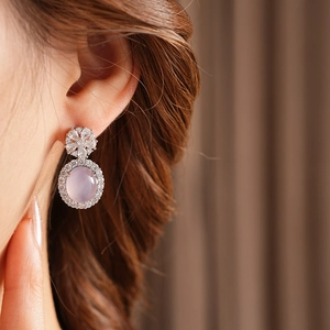Gros plan sur les boucles d'oreilles vintage en calcédoine et zircon portée