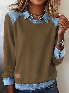 Damen Strickpullover in Braun mit hellblauem Denim-Patchwork an Kragen und Bündchen