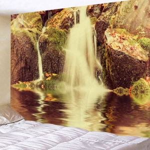 Wanddeko Schlafzimmer mit großem Wandteppich, Waldwasserfall und herbstlichen Blättern