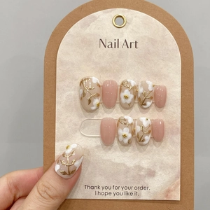 Coffret de faux ongles étoiles et lune avec détails floraux 3D et perles dorées