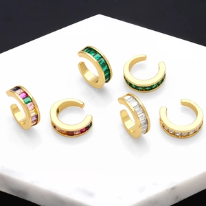 Set aus sechs goldenen C-förmigen Ear Cuffs mit bunten Zirkonia im Baguetteschliff