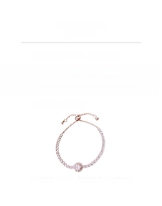 Détail du bracelet tennis en or rose avec zircons et fermoir coulissant ajustable