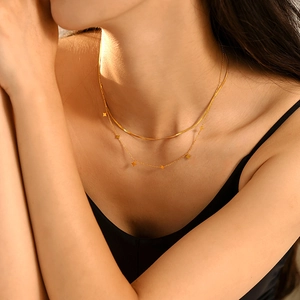 Doppellagige goldene Titanhalskette mit Schlangenkette und kleinen Sternanhängern