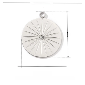 Dettaglio del ciondolo a stella con dimensioni 15mm x 17mm e acciaio inossidabile