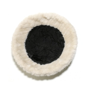 Détail d'un chapeau cloche d'hiver avec bordure en fausse fourrure et doublure matelassée