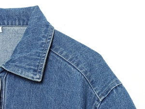 Detailaufnahme von blauem Denim-Stoff mit verstärkten Nähten im Schulterbereich