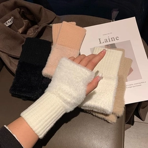 Mitaines d'hiver en tricot avec fausse fourrure pour femmes en blanc noir et rose pâle