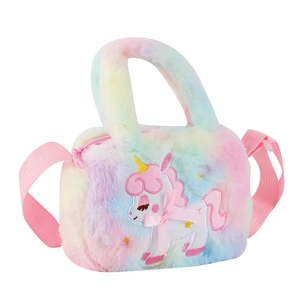 Dettaglio della borsa unicorno in peluche arcobaleno con fiocco rosa e ricami