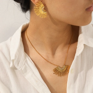 Ensemble collier pendentif en éventail doré et boucles d'oreilles diamantées sur mannequin
