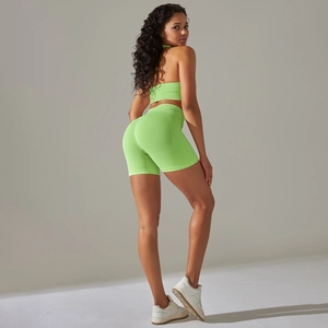 Dettaglio della trama a costine senza cuciture e del tessuto verde neon del set sportivo