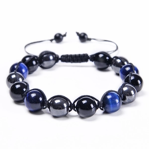 Detail eines verstellbaren Webarmbands mit 10mm blauen Tigeraugen-, Obsidian- und Hämatitperlen