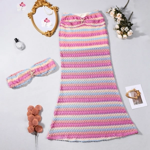 Détails d'un ensemble d'été en crochet à rayures arc-en-ciel avec crop top et jupe