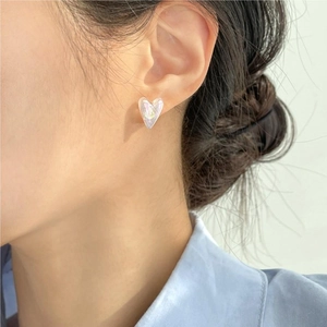 Irregular heart shaped iridescent pearl stud earrings in 925 silver for women
