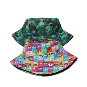 Détails de chapeaux bobs en toile avec imprimé alien tropical et motifs à carreaux emoji