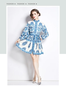 Dettaglio del colletto alla coreana e della stampa paisley blu sull'abito bianco