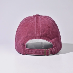 Dettaglio del cappellino in cotone lavato con fibbia in metallo regolabile sul retro