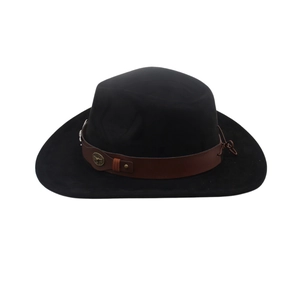 Vista detallada de un sombrero vaquero negro con una banda decorativa de cuero marrón