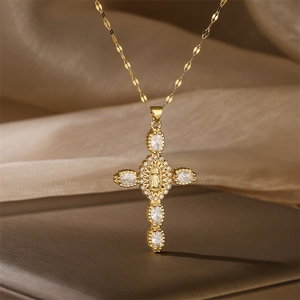 Détail du collier croix plaqué or avec zircon marquise et relief de la Vierge Marie