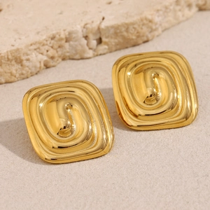 Vue détaillée de boucles d'oreilles carrées plaquées or 18 carats avec motif spirale