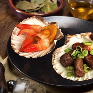 Large 12cm natural scallop shells for BBQ serving and home decor with fresh seafood