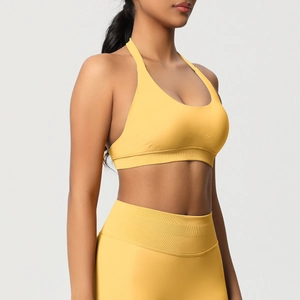 Détail de l'ensemble yoga sans couture jaune gingembre avec soutien-gorge et legging