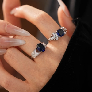 Détail de bagues en argent avec pierres bleues ovales et carrées et zircons scintillants