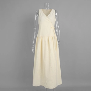 Détail de robe en coton sans manches avec col en V, lien à la taille et coupe trapèze
