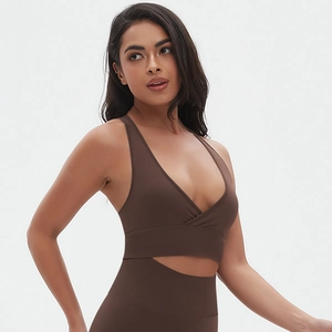 Détail de la brassière de sport croisée marron sans couture en tissu de compression