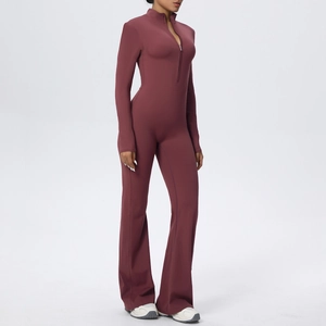 Détail d'une combinaison de yoga rouge foncé avec col montant zippé et pantalon évasé