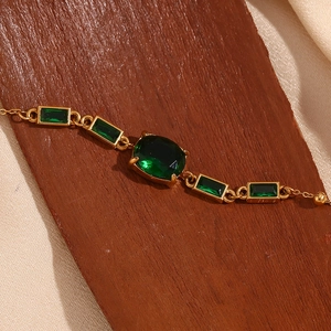 Vue macro du bracelet plaqué or 18 carats avec pierre ovale verte et zircons rectangulaires