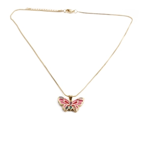 Gros plan du collier doré avec pendentif papillon en émail rose et pierres colorées