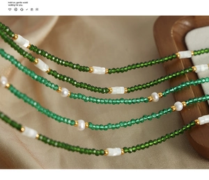 Détail macro de pierres naturelles, perles d'eau douce et perles vertes sur collier
