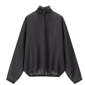 Damen Polka-Dot Langarmshirt mit Stehkragen und elastischem Saum auf weißem Hintergrund