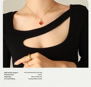 Détail du pendentif cœur rouge et bagues en acier titane plaqué or 18 carats