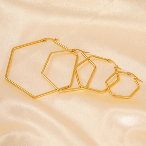 Lot de quatre paires de créoles hexagonales plaquées or 18 carats sur soie champagne
