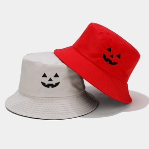 Dettaglio di cappelli bucket rossi e grigi con ricamo di zucca di Halloween e cotone